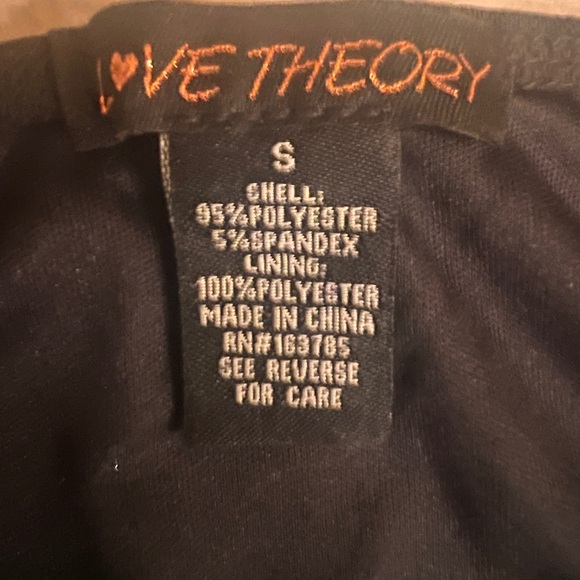 Love Theory rouse Black and Red Rose Stretchy Top. Size S NWT - Picture 4 of 7